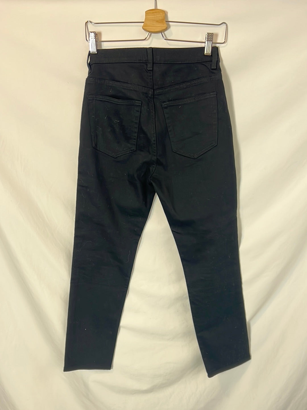 ARKET. Denim negro cropped. T 27 (36)