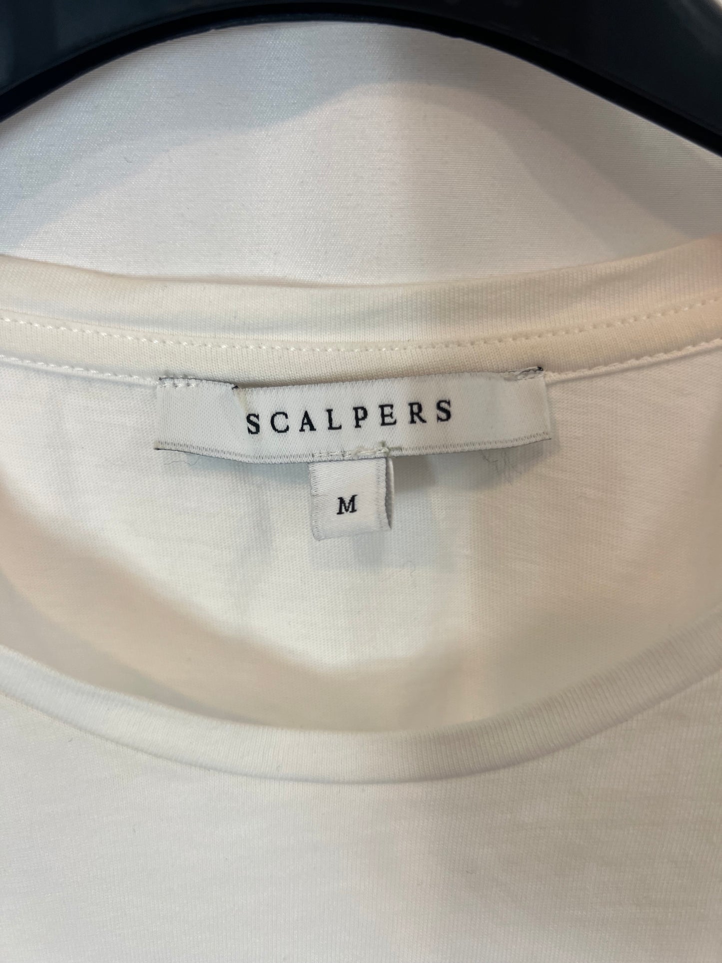 SCALPERS. Camiseta blanca detalle hombros. T M