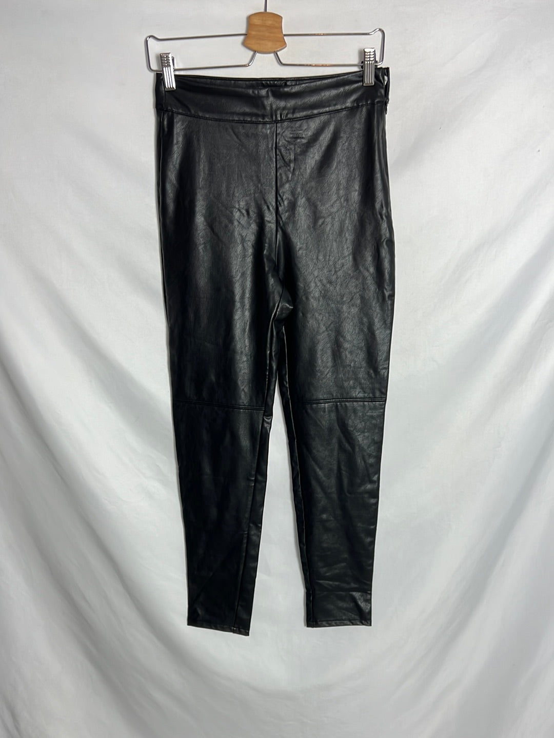 STRADIVARIUS. Pantalón efecto piel efecto Leggins . T 38