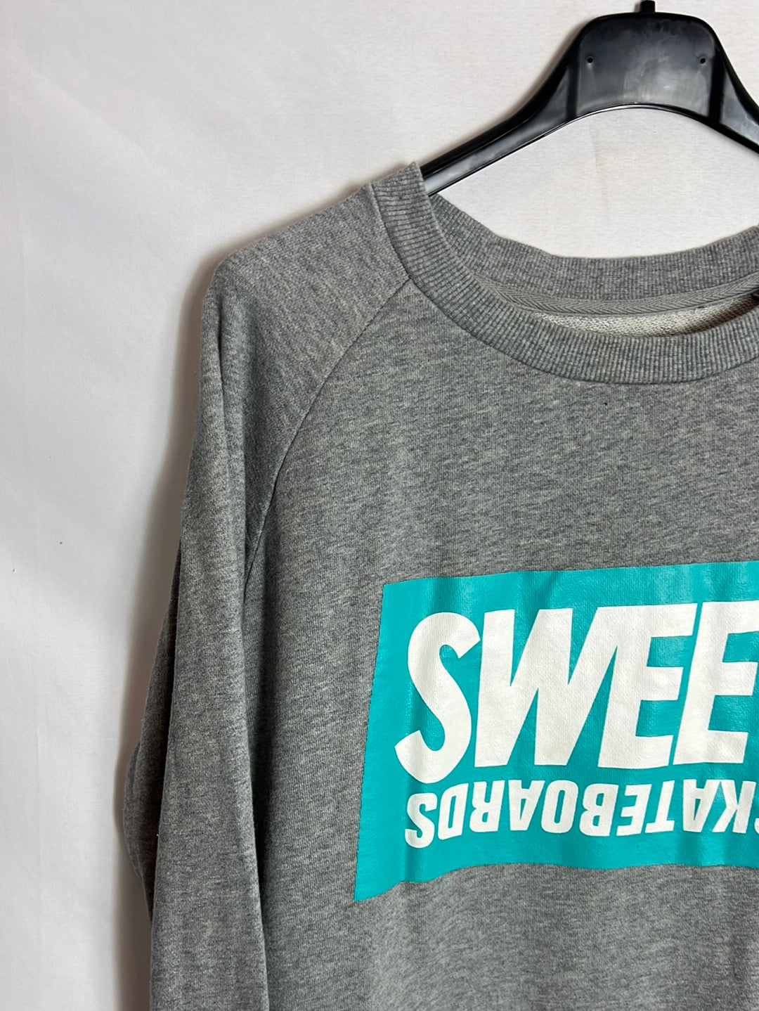 SWEET SKTBS. Sudadera gris letras. T M