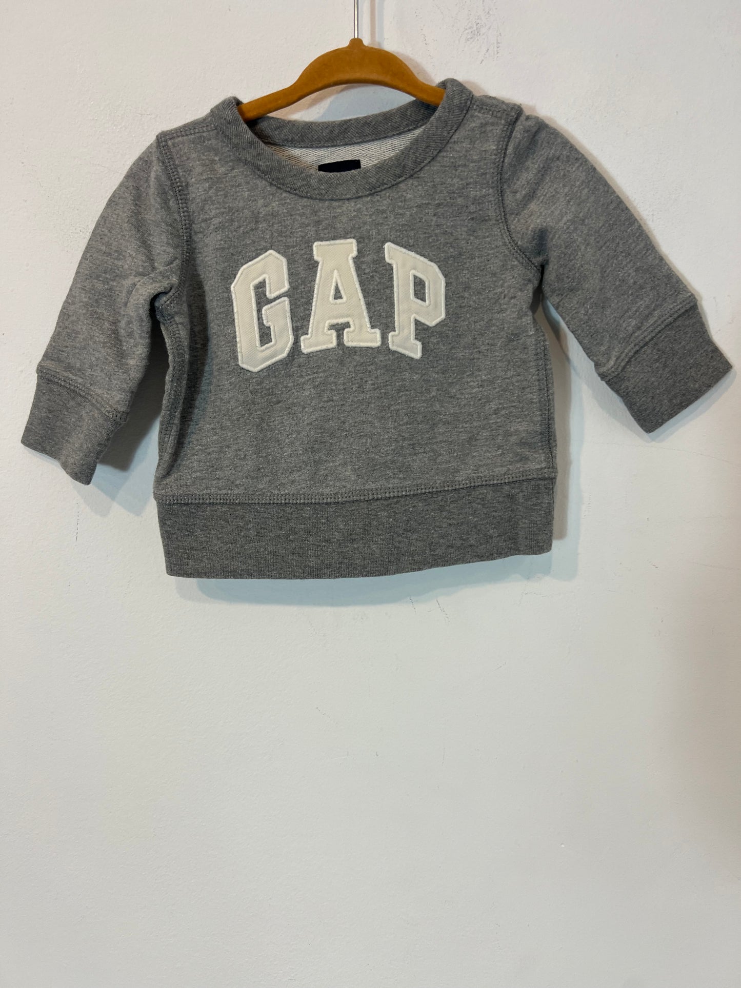 GAP. Sudadera gris letras. T 3-6 meses