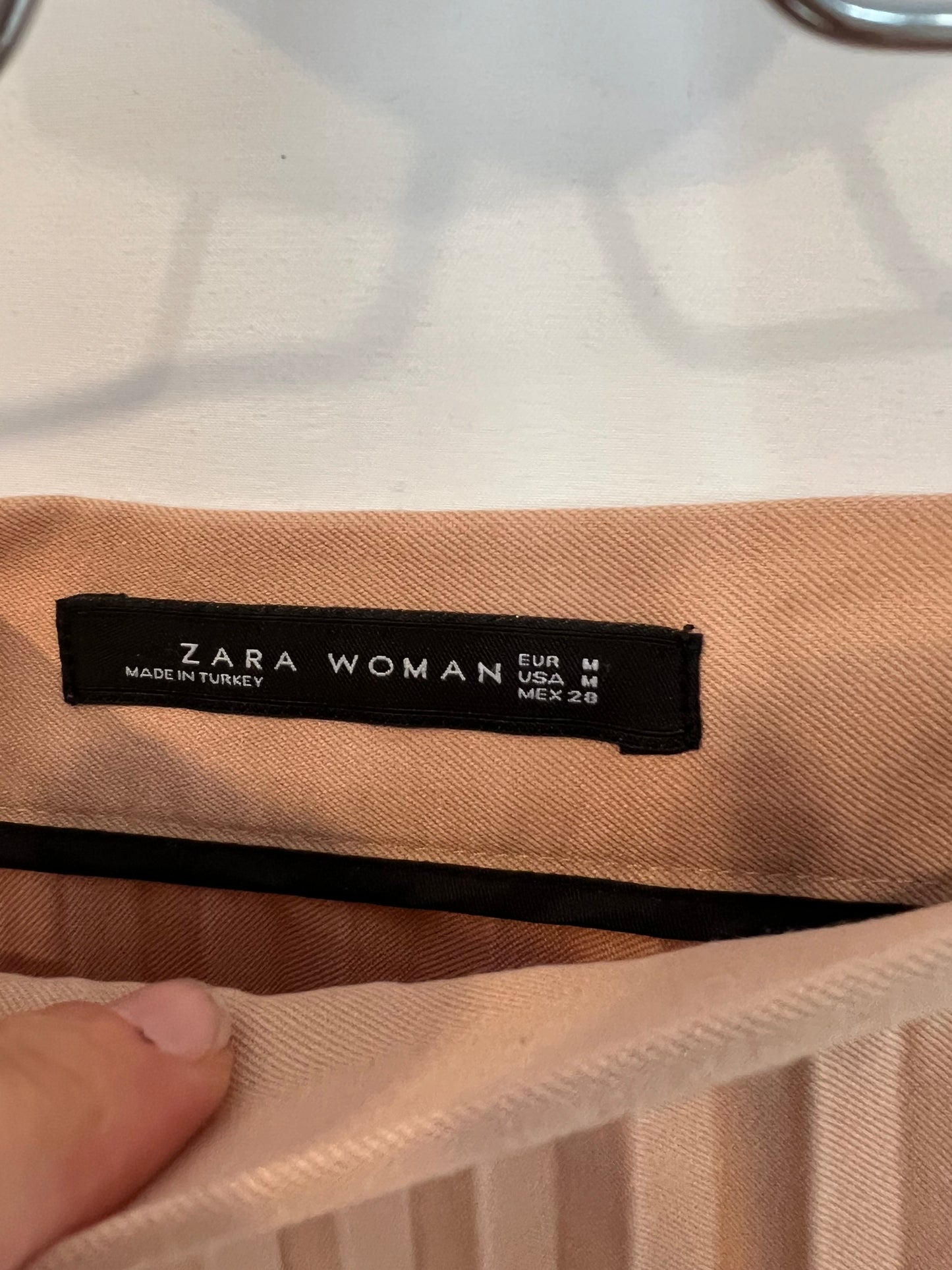 ZARA. Falda midi beige plisada. T M