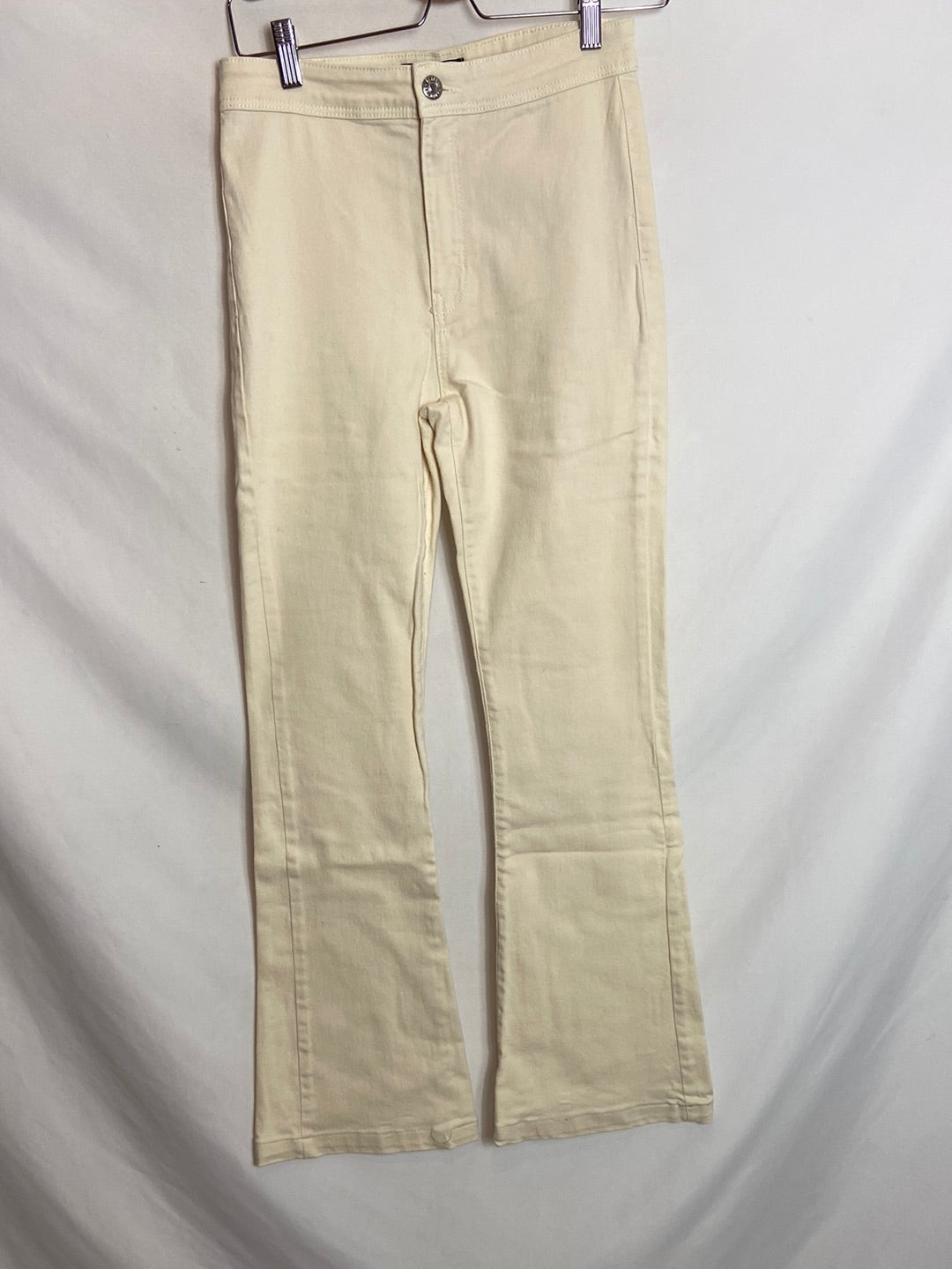 BERSHKA. Pantalón denim campana beige  T.38