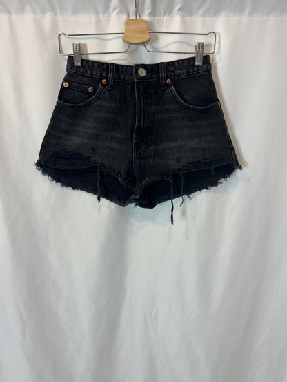 ZARA. Short denim negro efecto desgastado. T 36