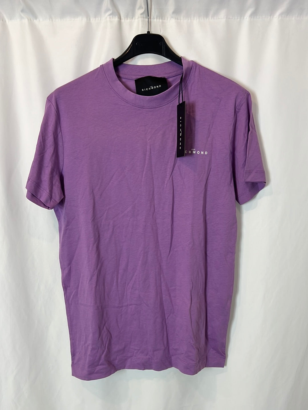 JOHN RICHMOND. Camiseta morada letras. T S