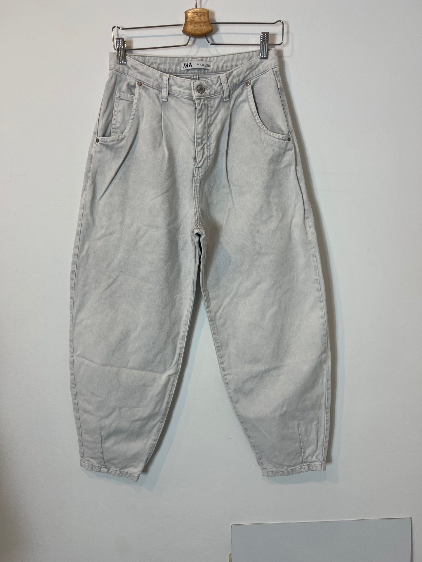 ZARA. Pantalón gris claro slouchy T.36