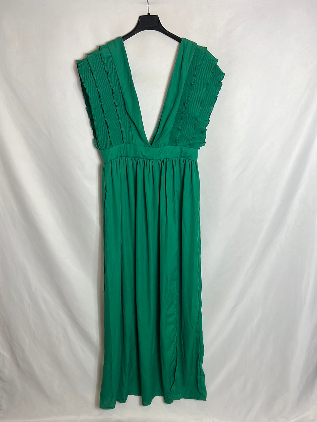 OTRAS. Vestido largo verde detalle escote. T XL