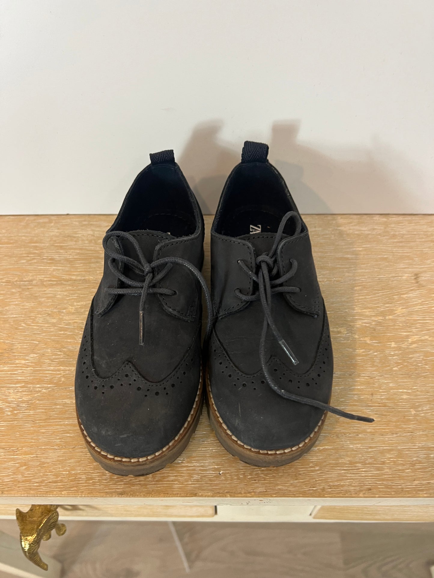 ZARA. Zapatos azules cordones. T 27