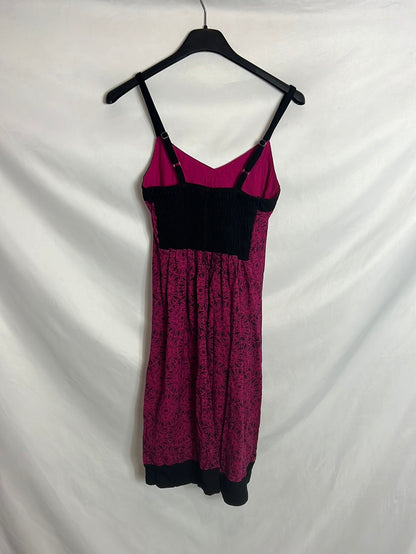 NAMASTE. Vestido corto rosa y negro. T M (S/M)