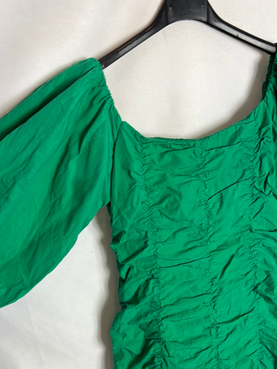 PULL&BEAR. Vestido verde corto fruncidos. T S