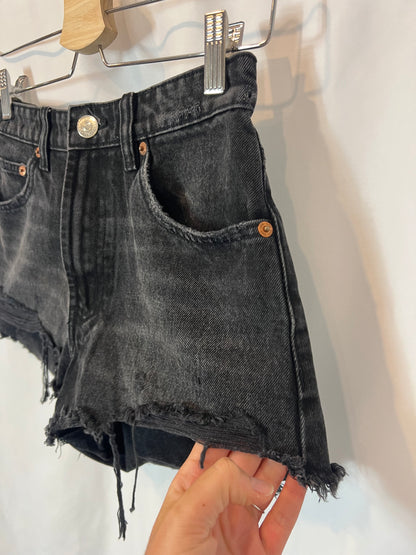 ZARA. Short denim negro efecto desgastado. T 36