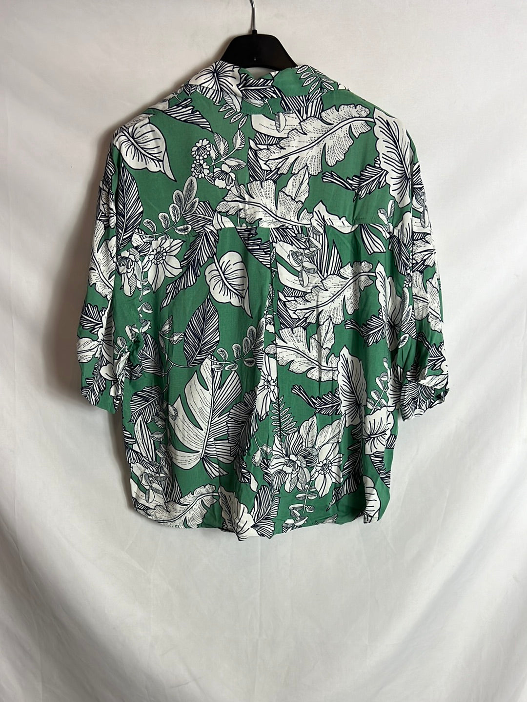 OTRAS. Blusa verde manga corta hojas. TM