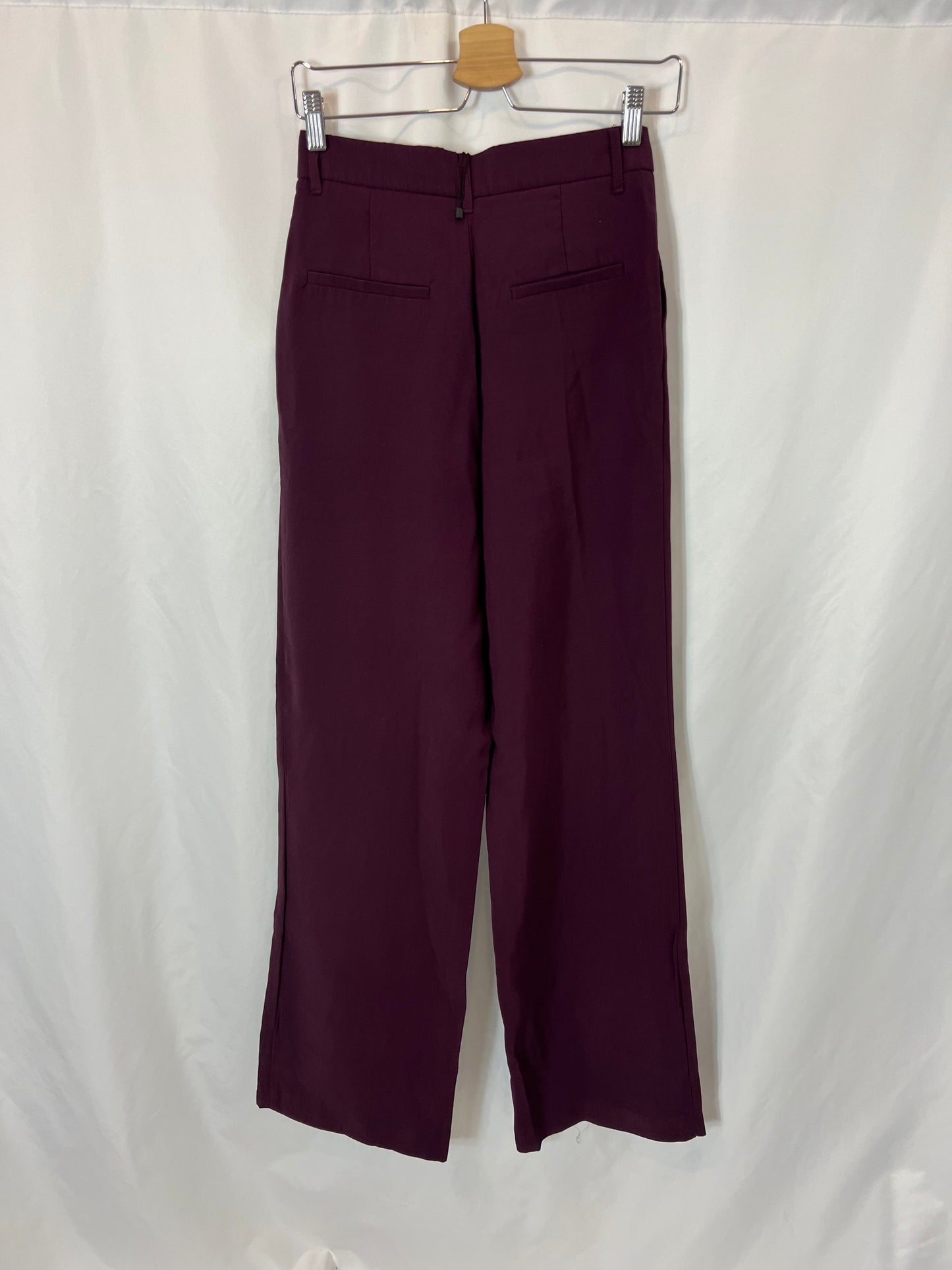 ZARA. Pantalón fluido color berenjena . T XS