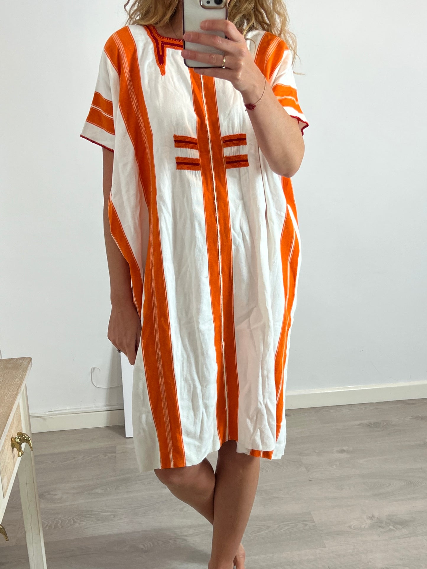 DOSMALINCHES. Vestido estilo kaftán blanco y naranja. T U