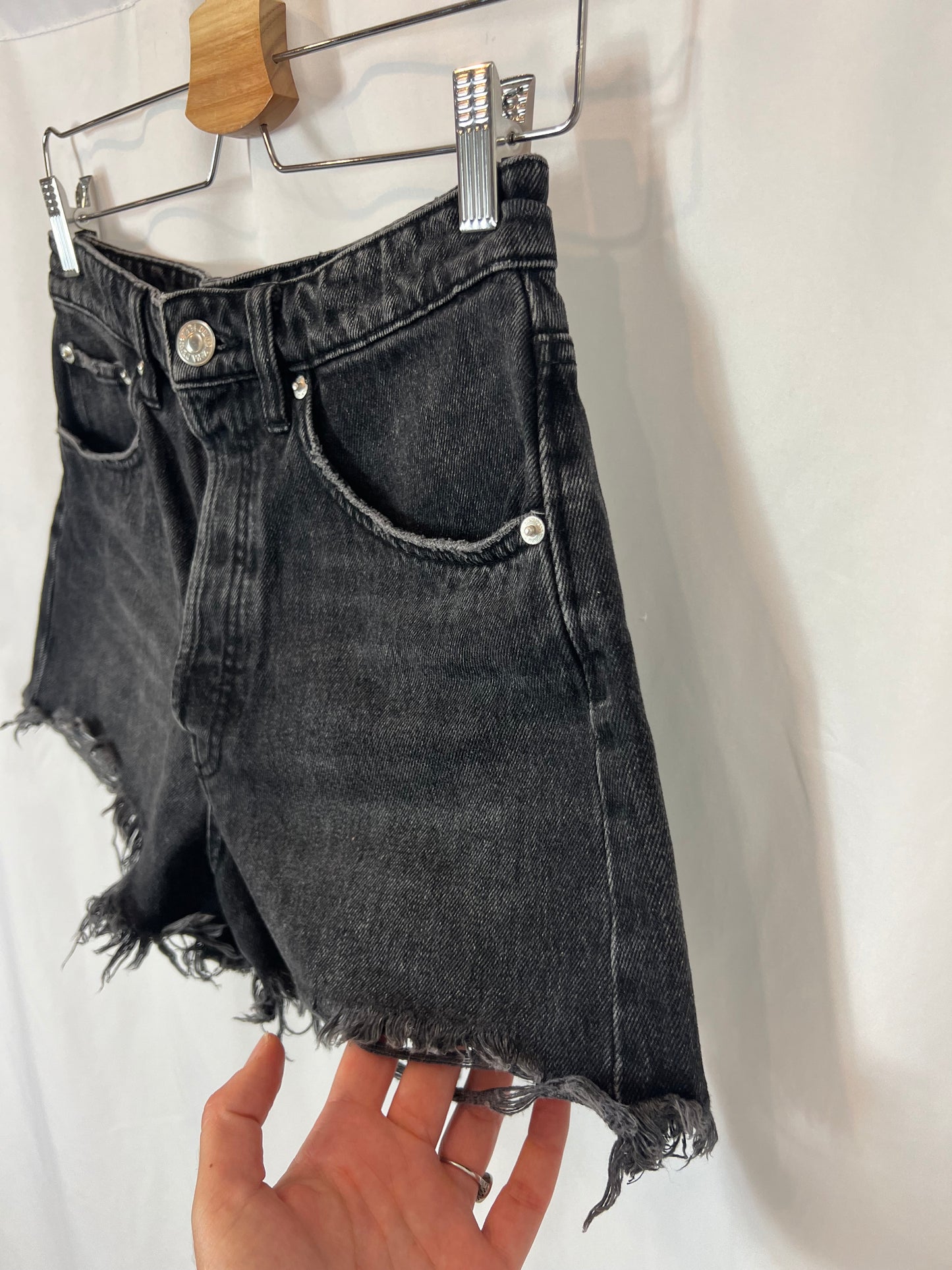 ZARA. Denim short negro abotonado. T 38