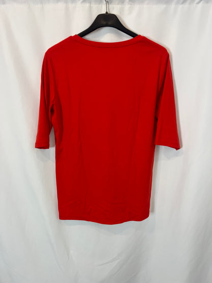 ZARA. Camiseta roja cuello pico. T L