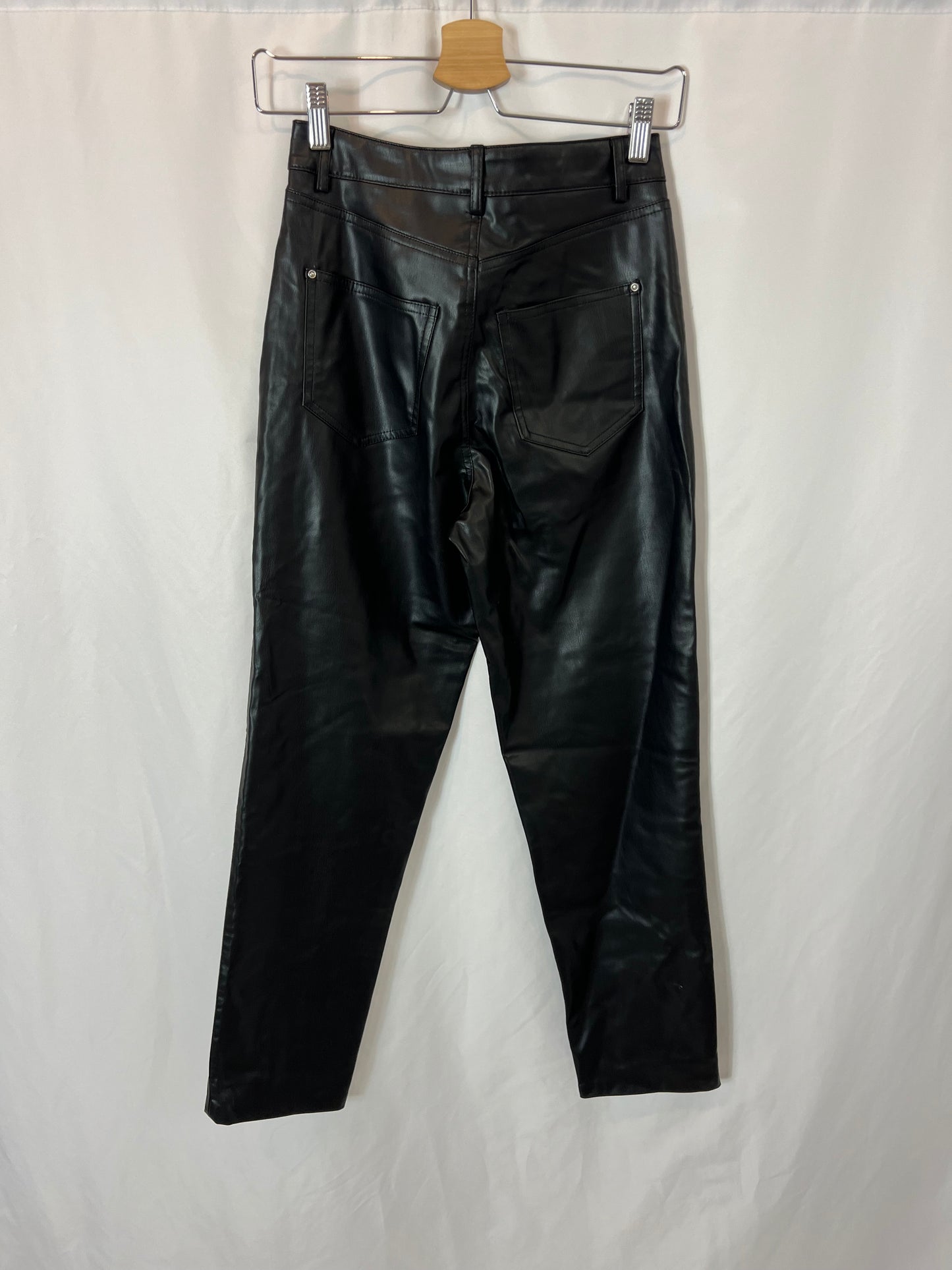 ZARA. Pantalón negro efecto piel  T.34