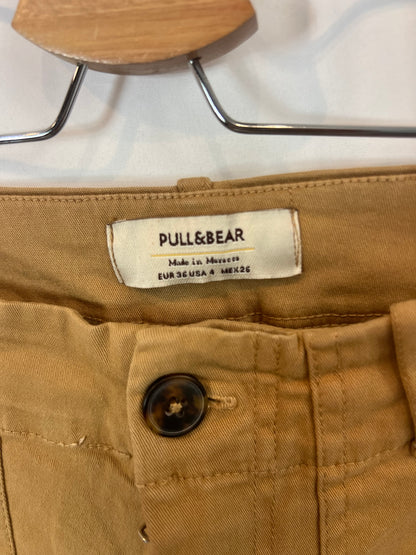 PULL&BEAR. Pantalón camel cargo T.36