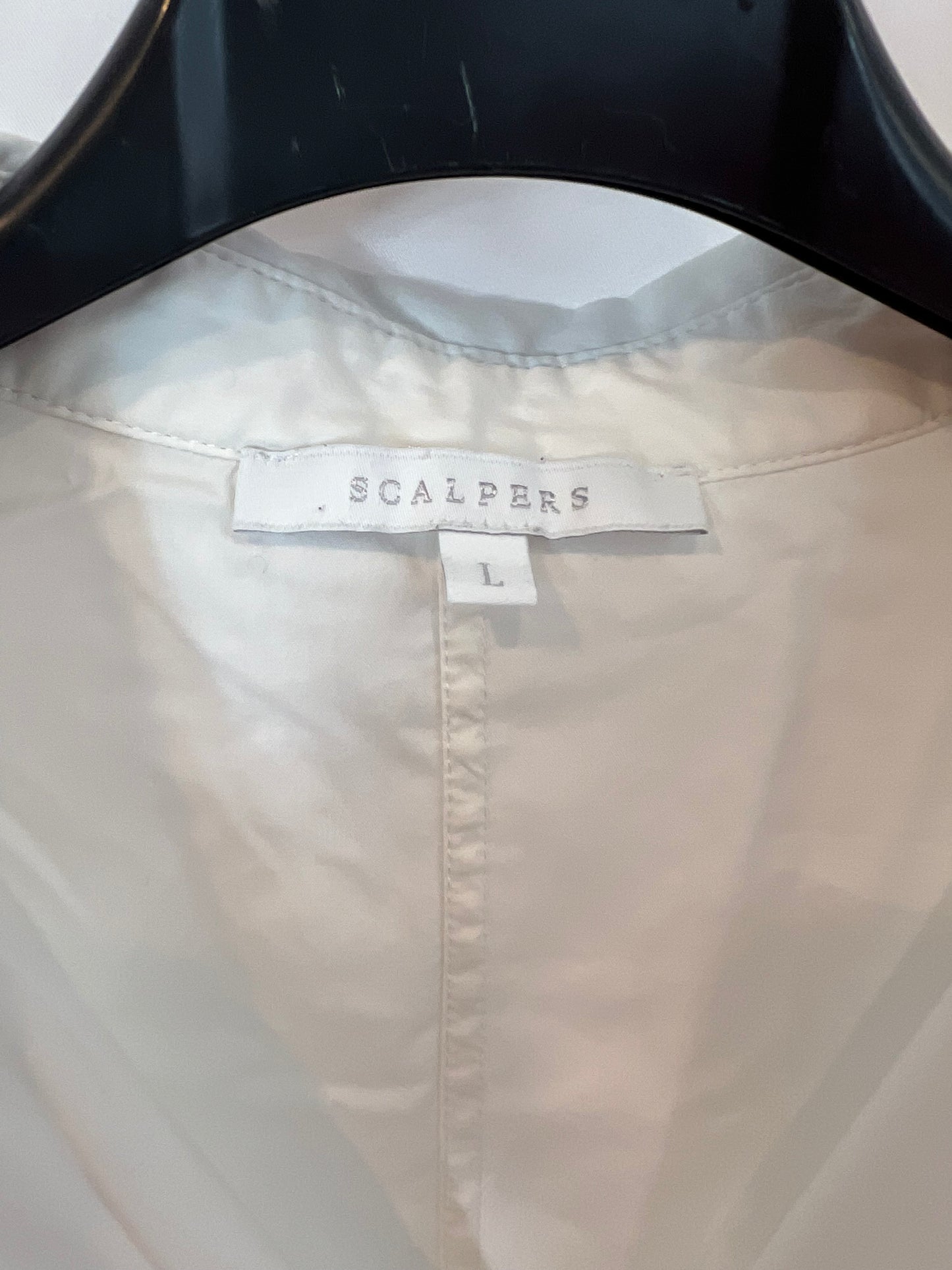 SCALPERS. Camisa blanca detalle logo. T L