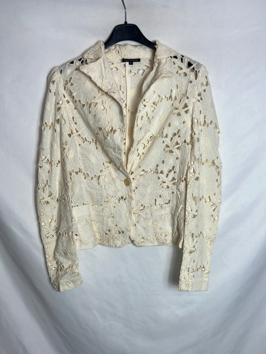 PEDRO DEL HIERRO. Chaqueta beige troquelada T.40(s)