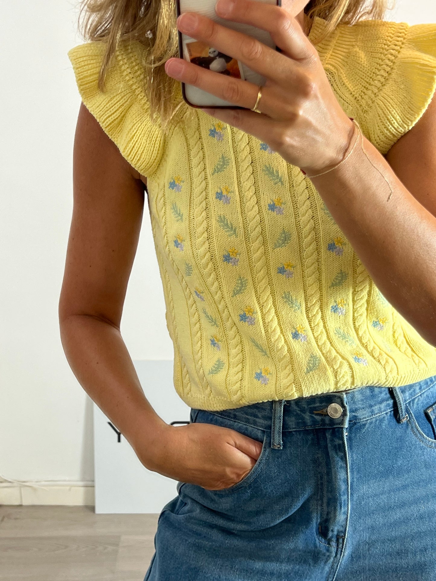 ZARA. Top amarillo bordados T.s