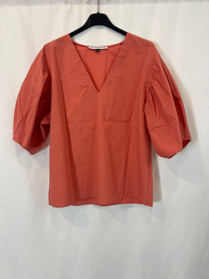 ADOLFO DOMINGUEZ. Blusa mangas abullonadas coral. T 40