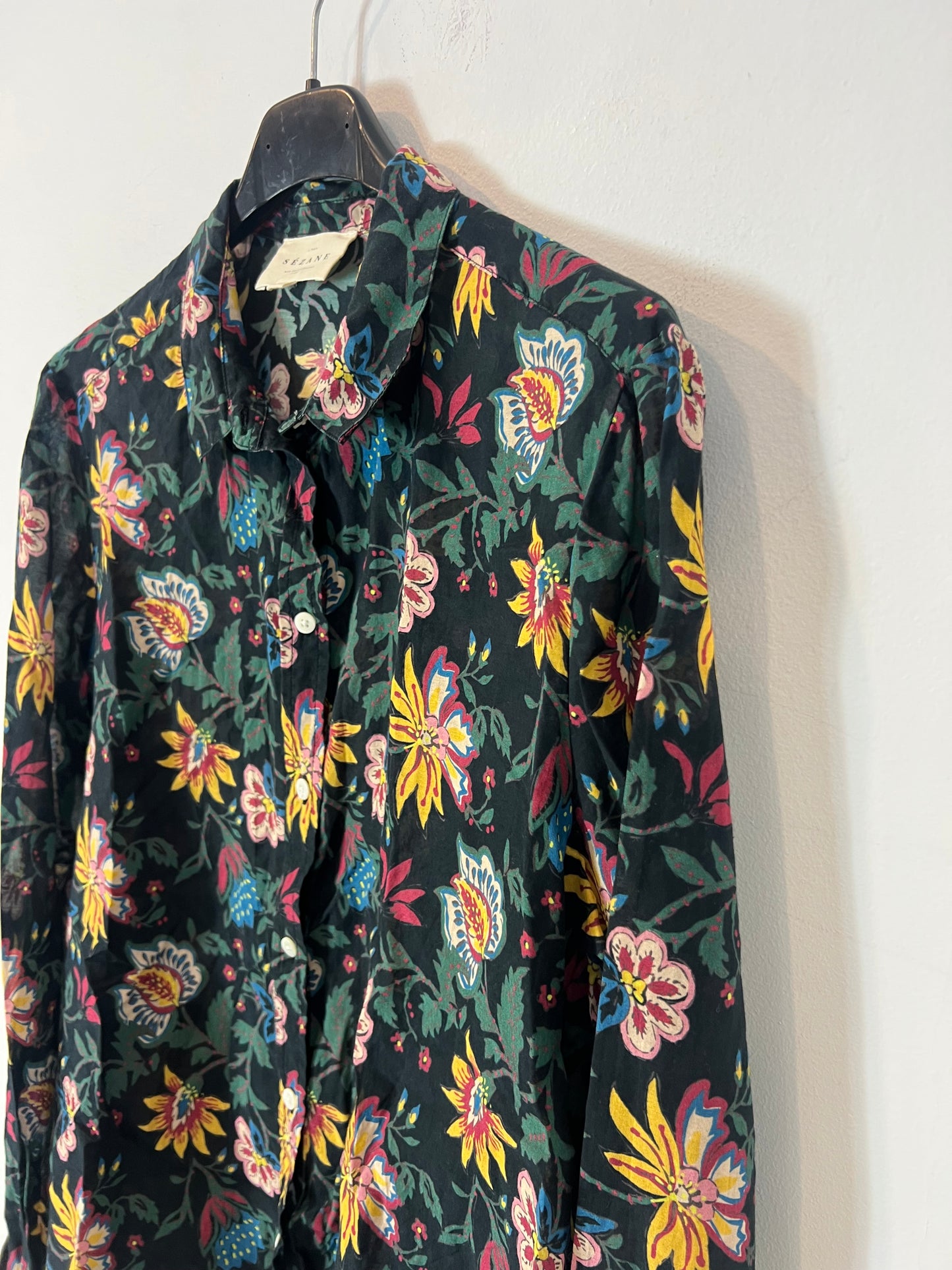 SEZANE. camisa negra flores T.36