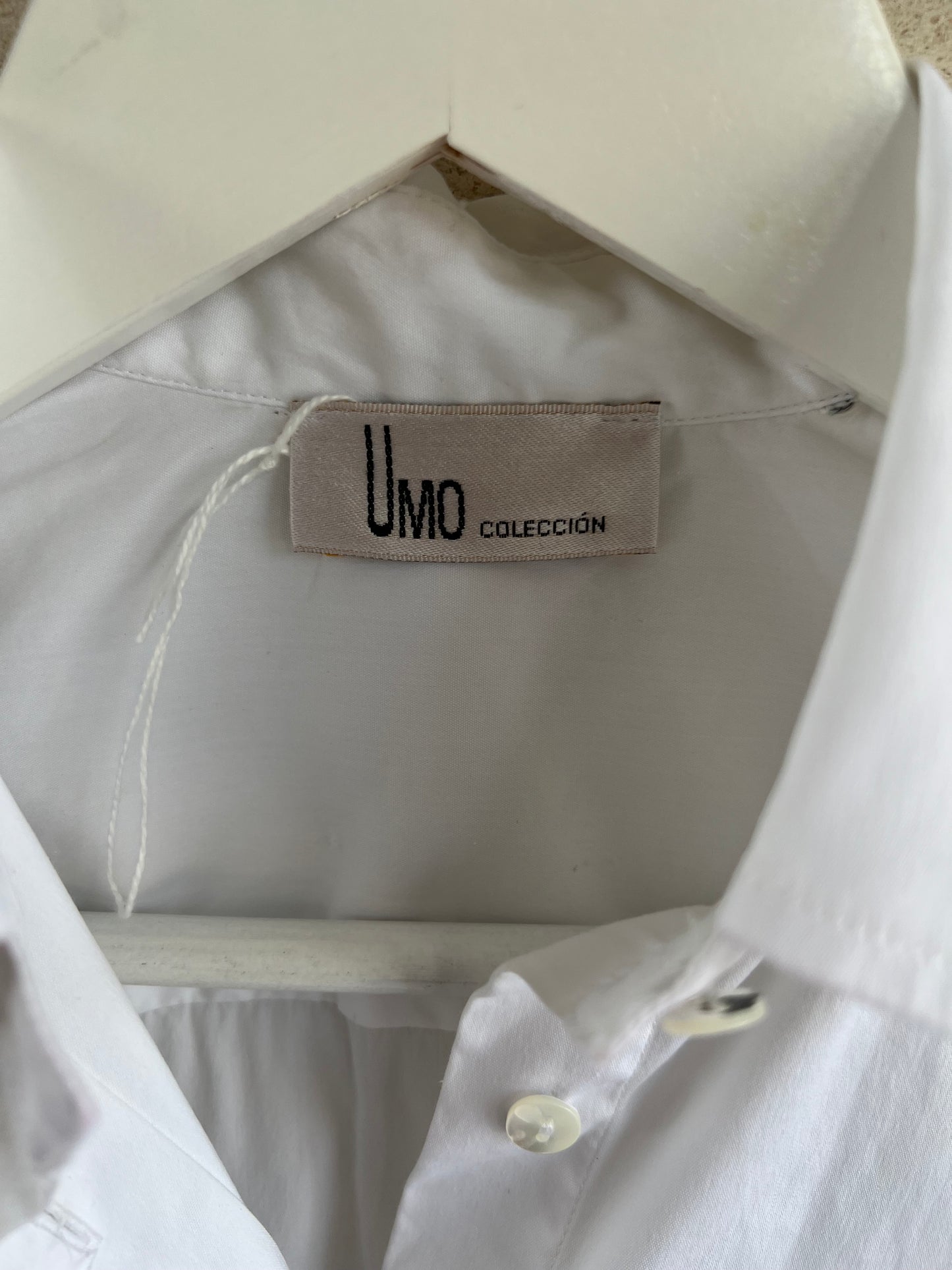 UMO COLLCETION. Camisa blanca básica.- T 40 (M)