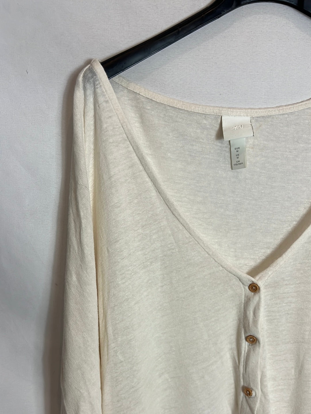 H&M. Top beige abotonado fluido. T M