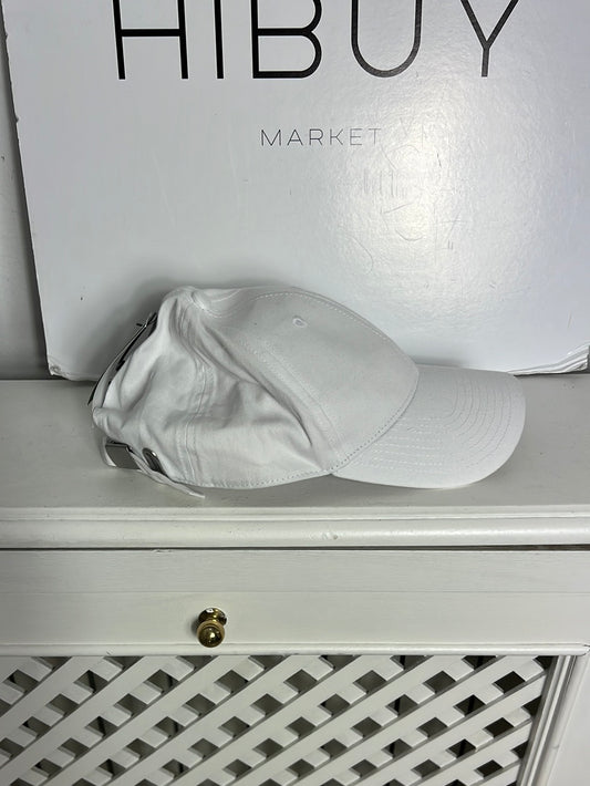 H&M. Gorra blanca