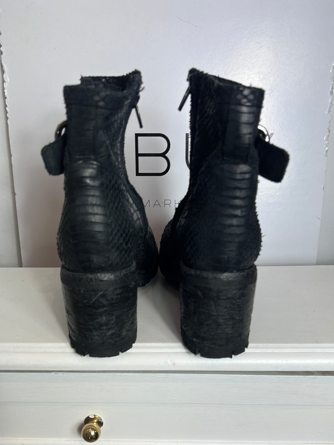 FREELANCE. Botines negro piel textura. T 38,5