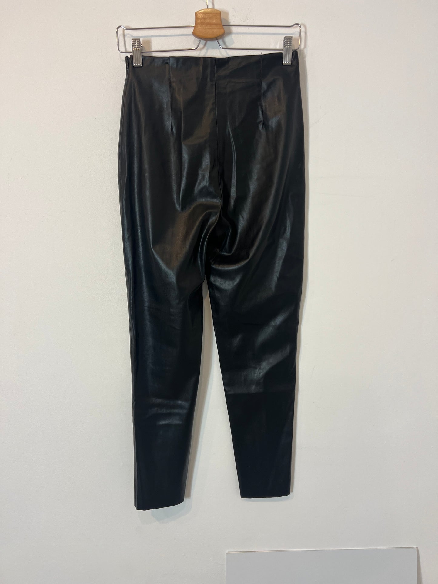 ZARA. Pantalón efecto piel negros T.m