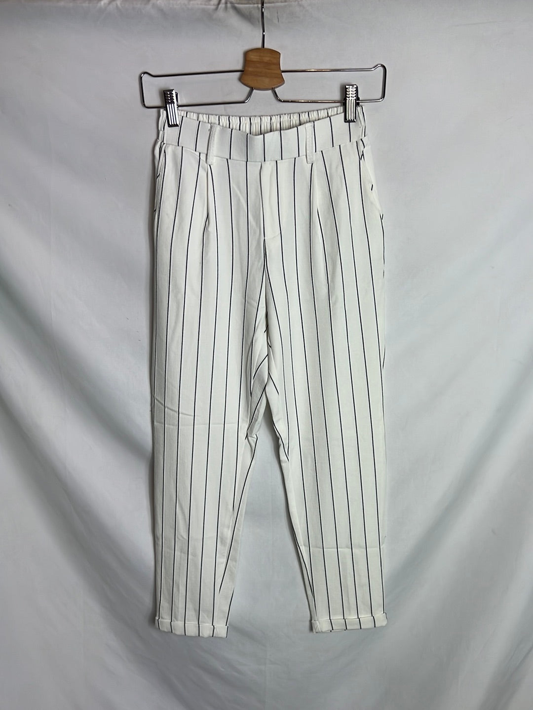 BERSHKA. Pantalón blanco rayas fluido. T S