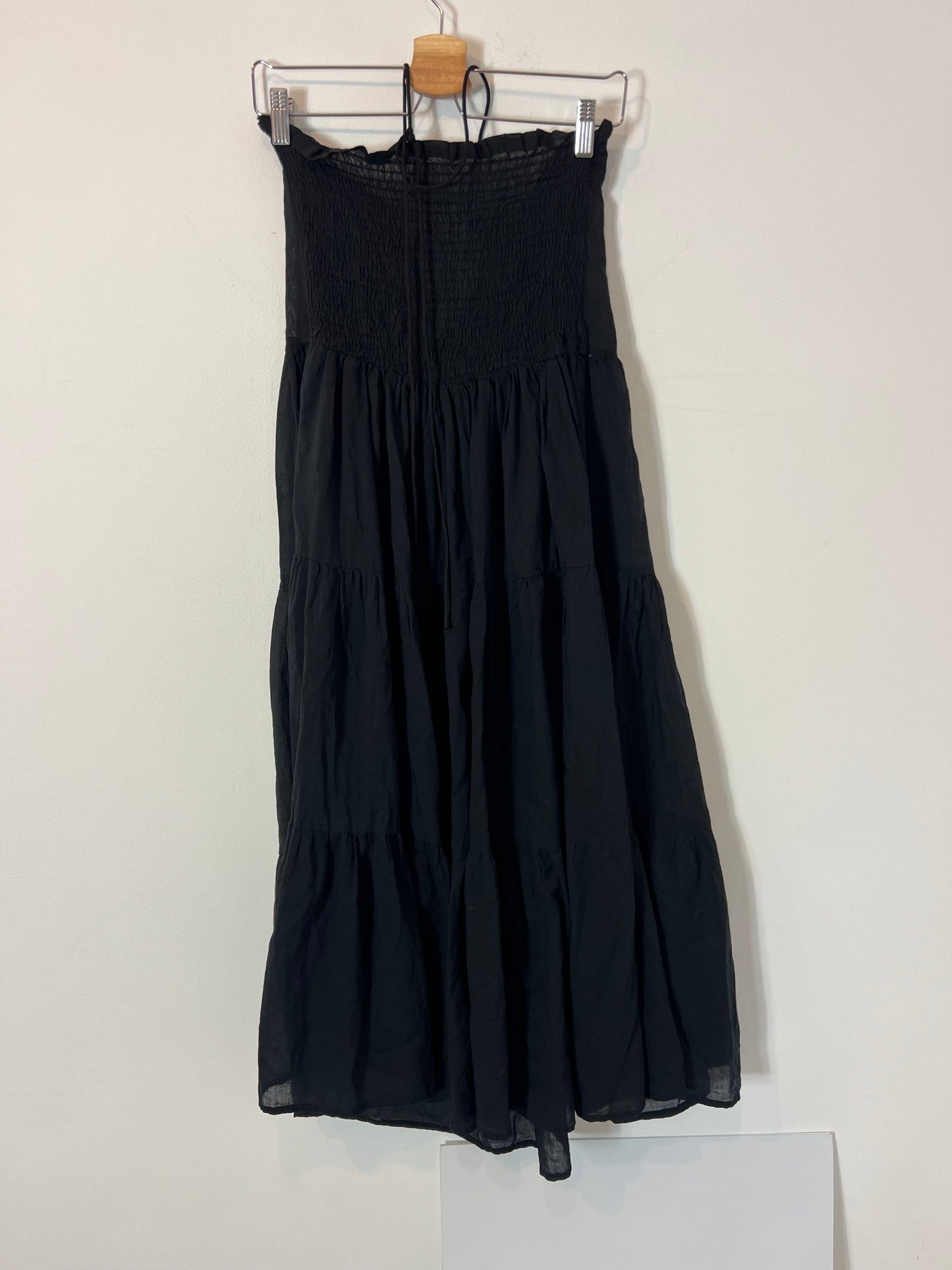 PAR&ESCALA. Vestido midi negro atado al cuello. T S