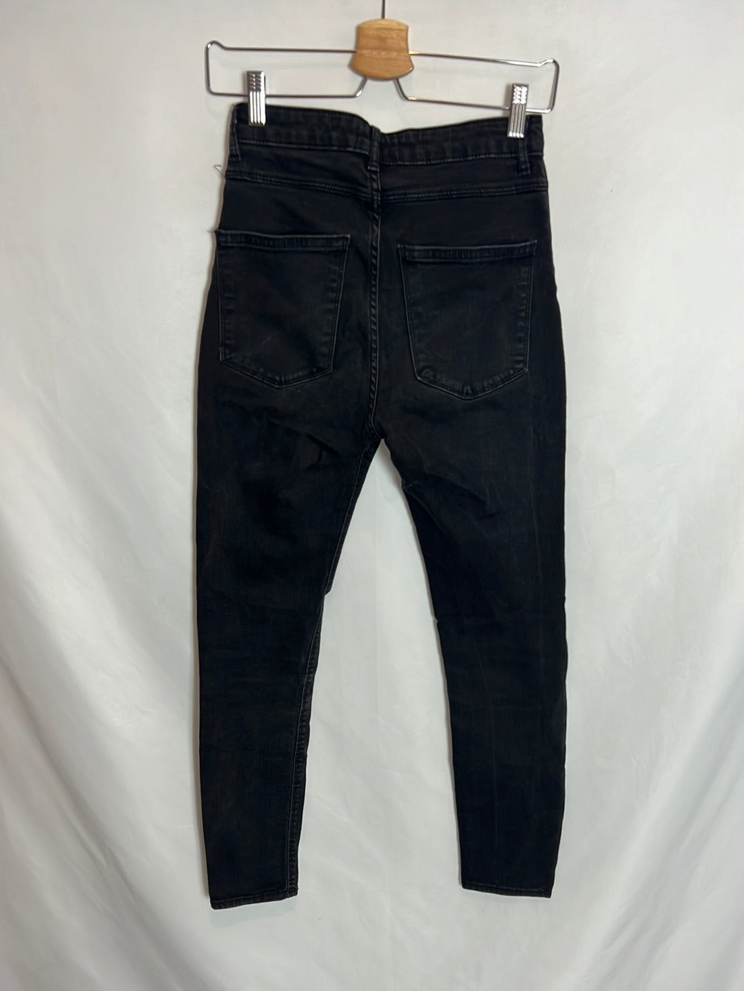 ZARA. Pantalón  negro botones T.36