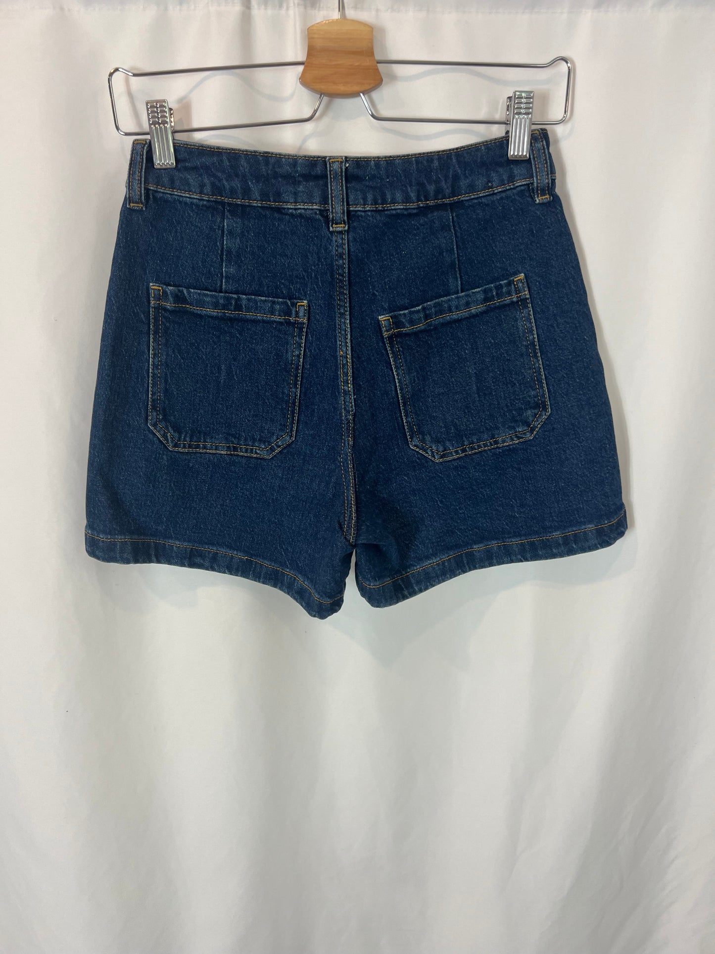 MANGO. Denim short bolsillos. T 34