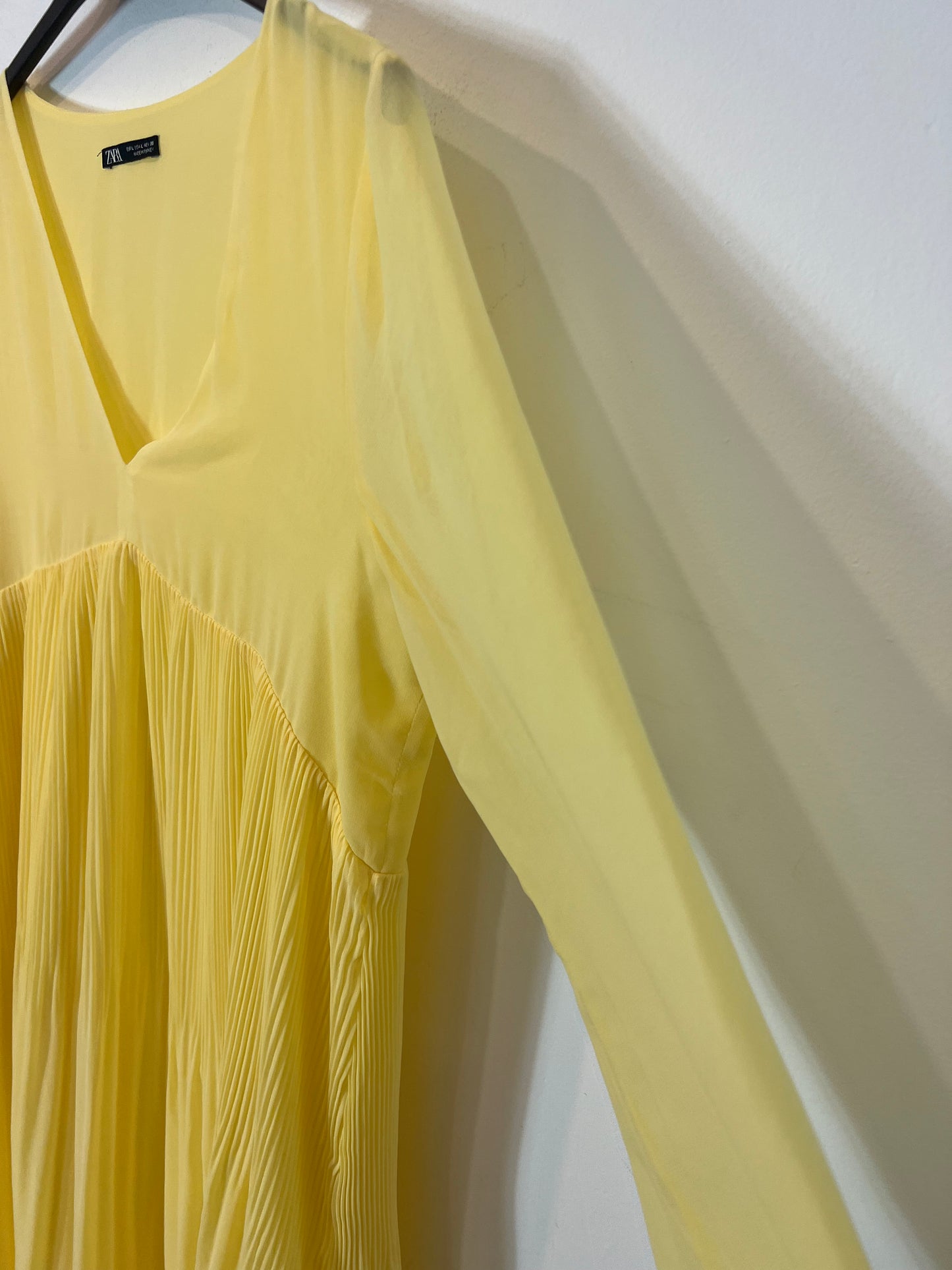 ZARA. vestido largo amarillo plisado T.l