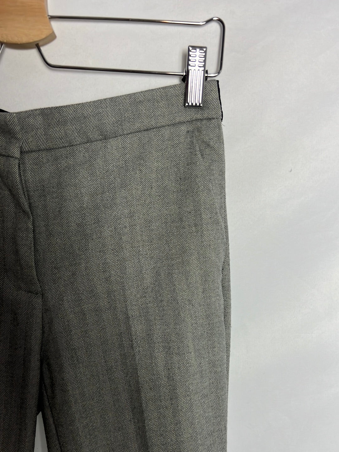 ZARA. Pantalón gris espiga. TS