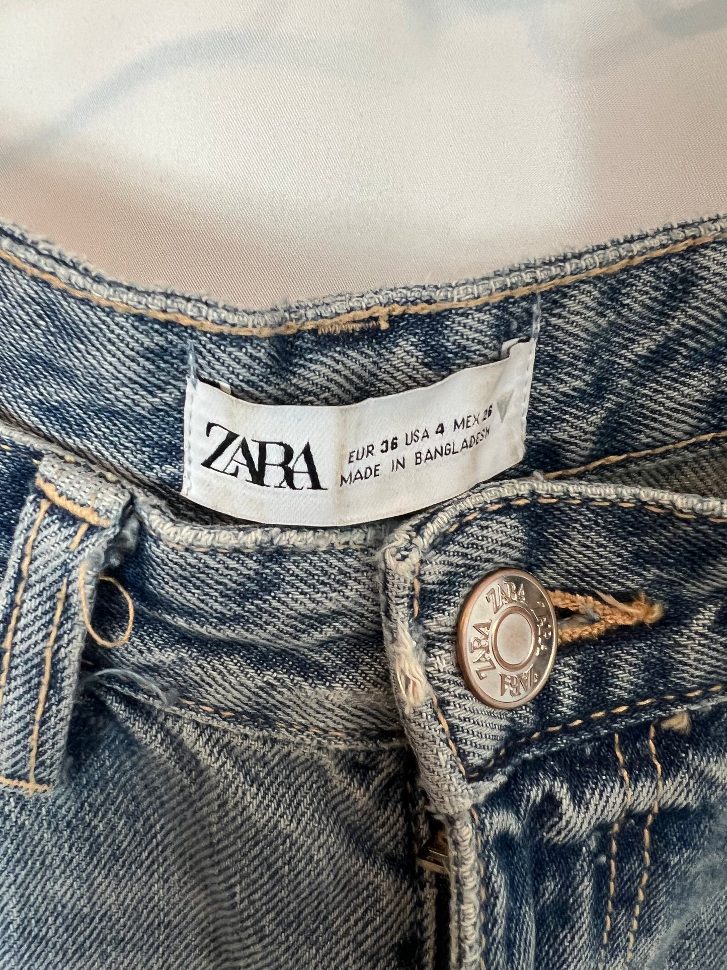 ZARA. Denim pata ancha tono claro. T 36