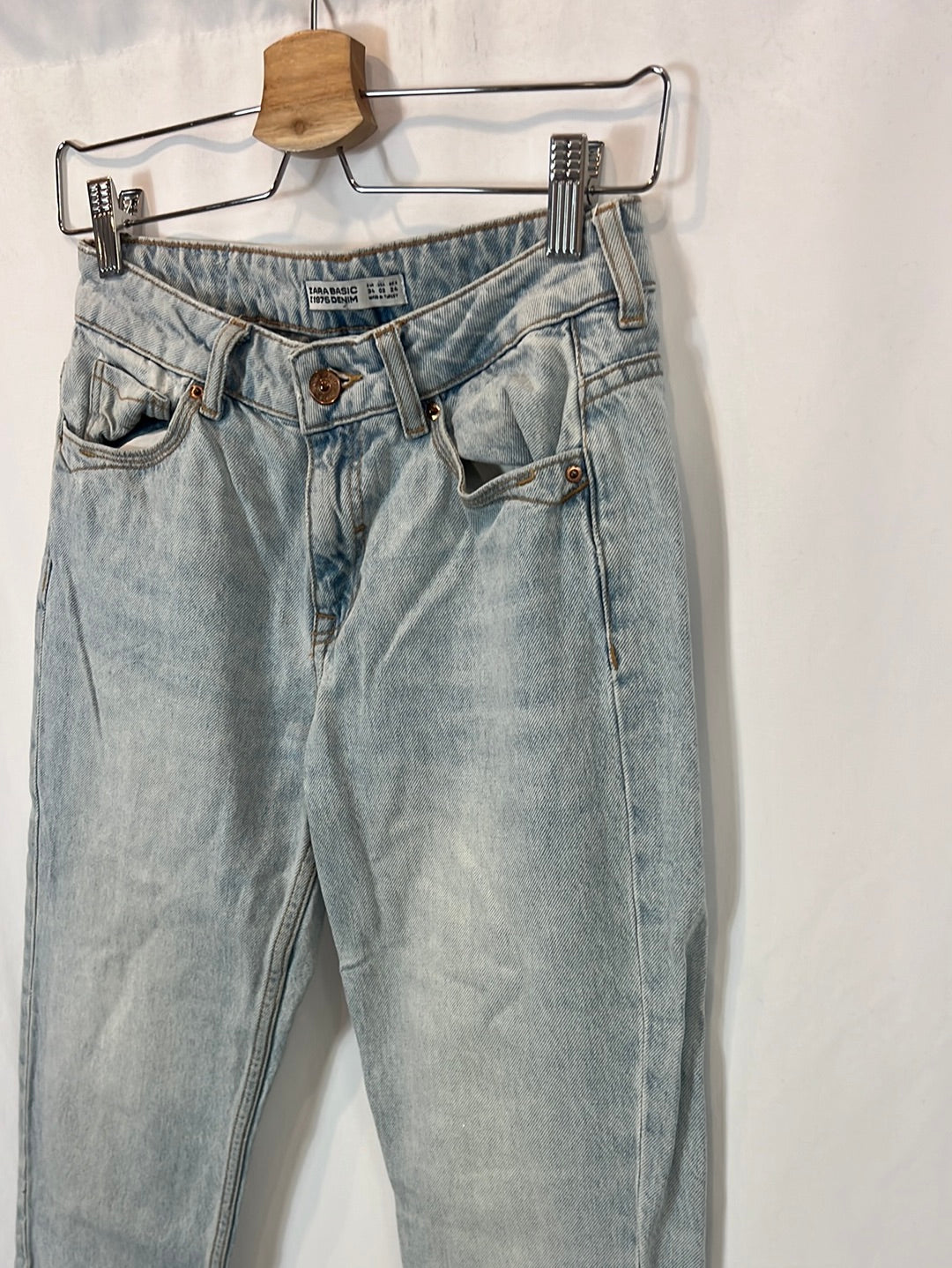 ZARA. Pantalón denim flecos T.34