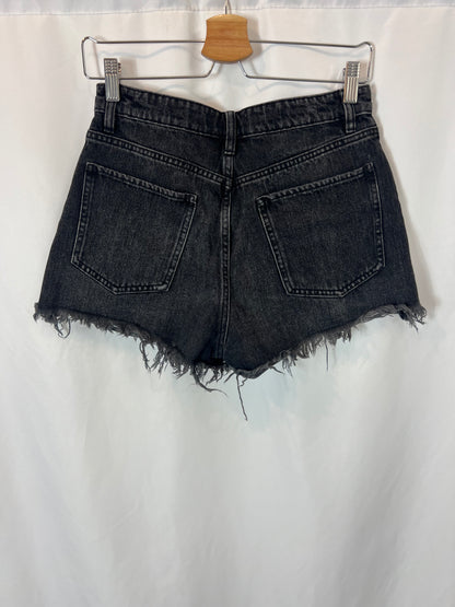 ZARA. Denim short negro abotonado. T 38