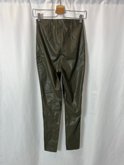 H&M. Pantalón verde polipiel  T.36