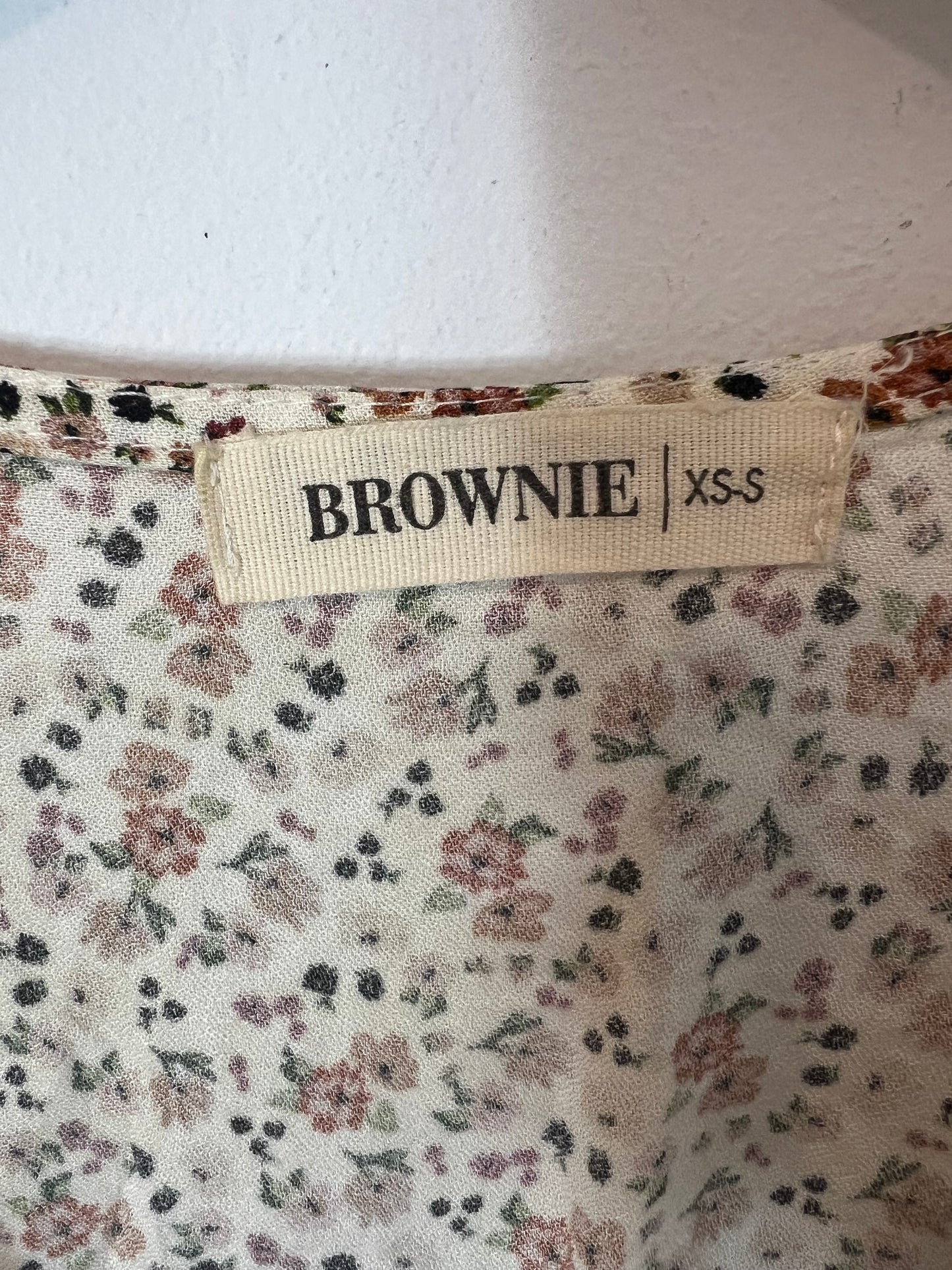 BROWNIE. Vestido corto beige flores. TXS/ S