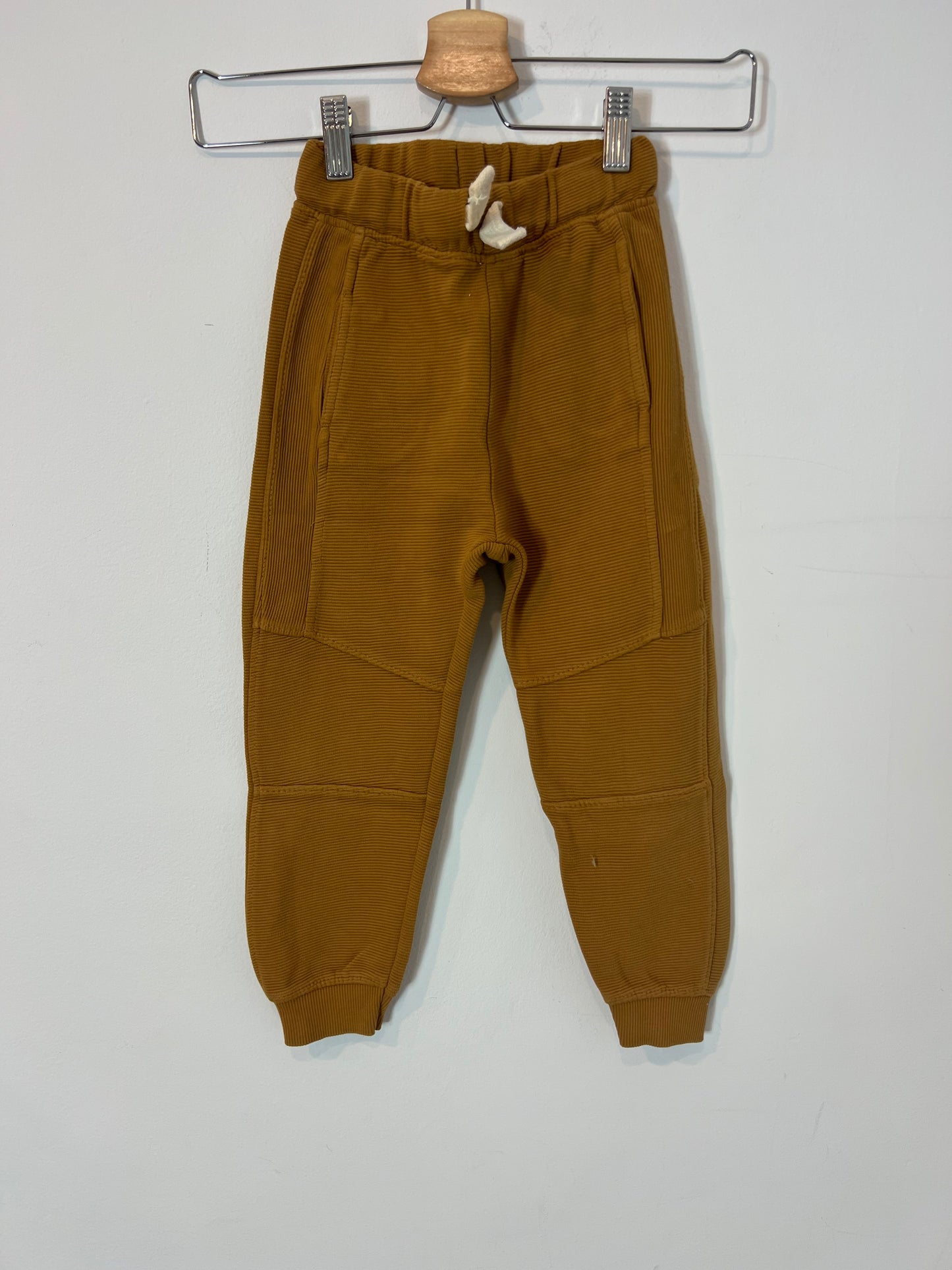 ZARA. Pantalón camel textura. T 4-5 años