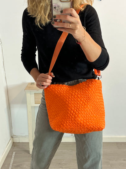 VANYLU. Bolso trenzado naranja doble asa