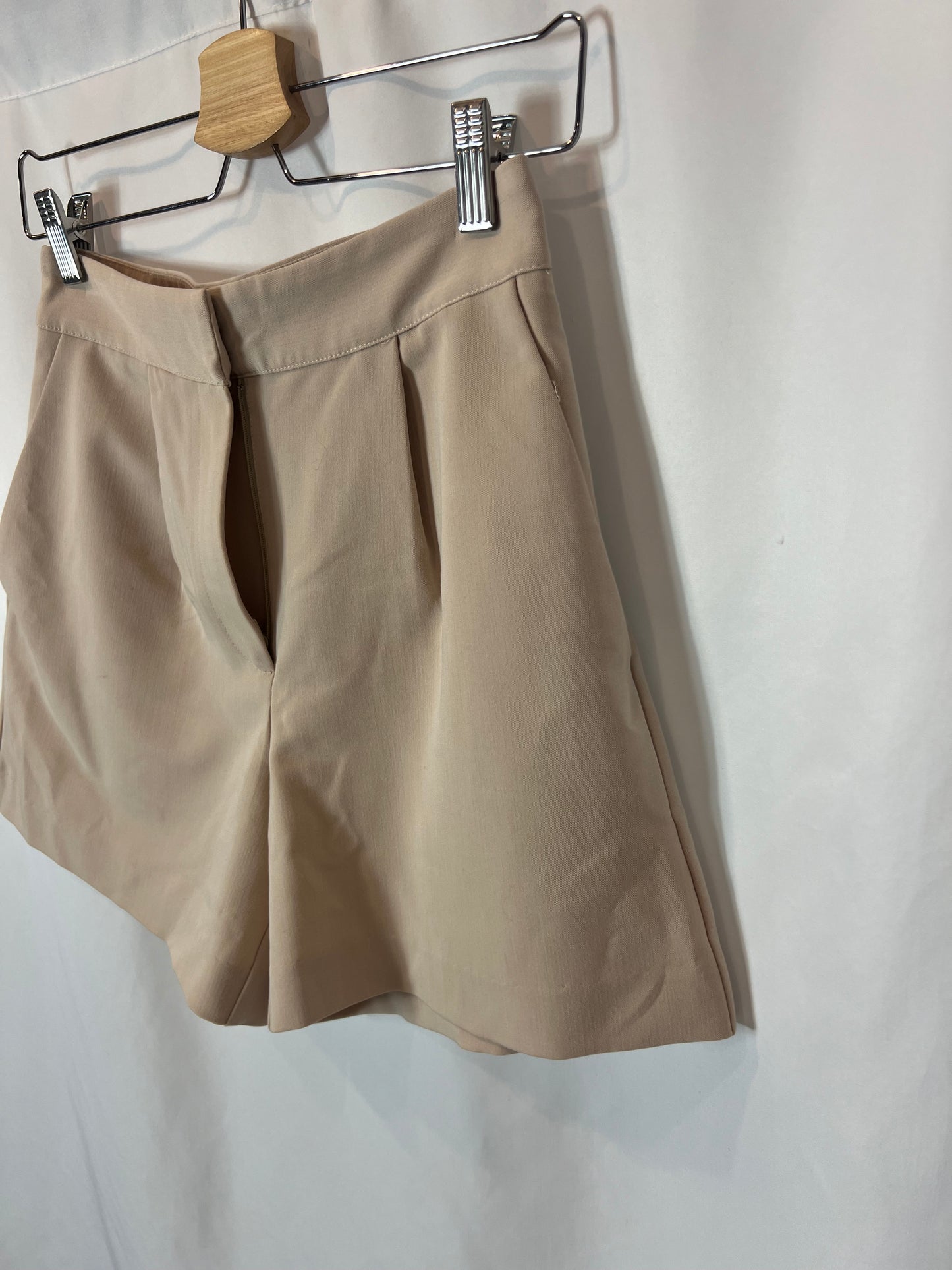 NA-KD. Pantalón corto beige pinzas T.34