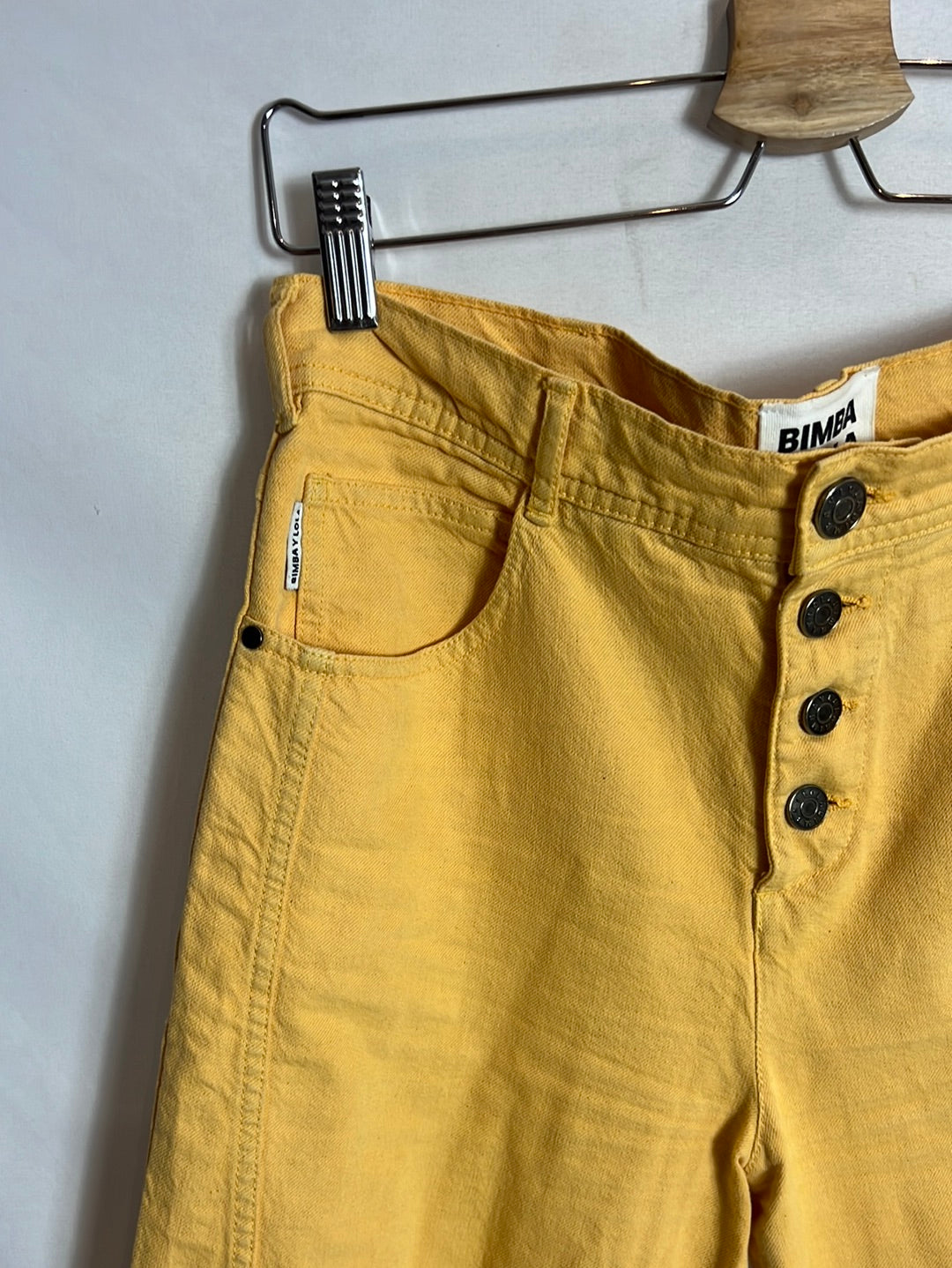 BIMBA Y LOLA.Pantalón denim amarillo T.38b(Tara)