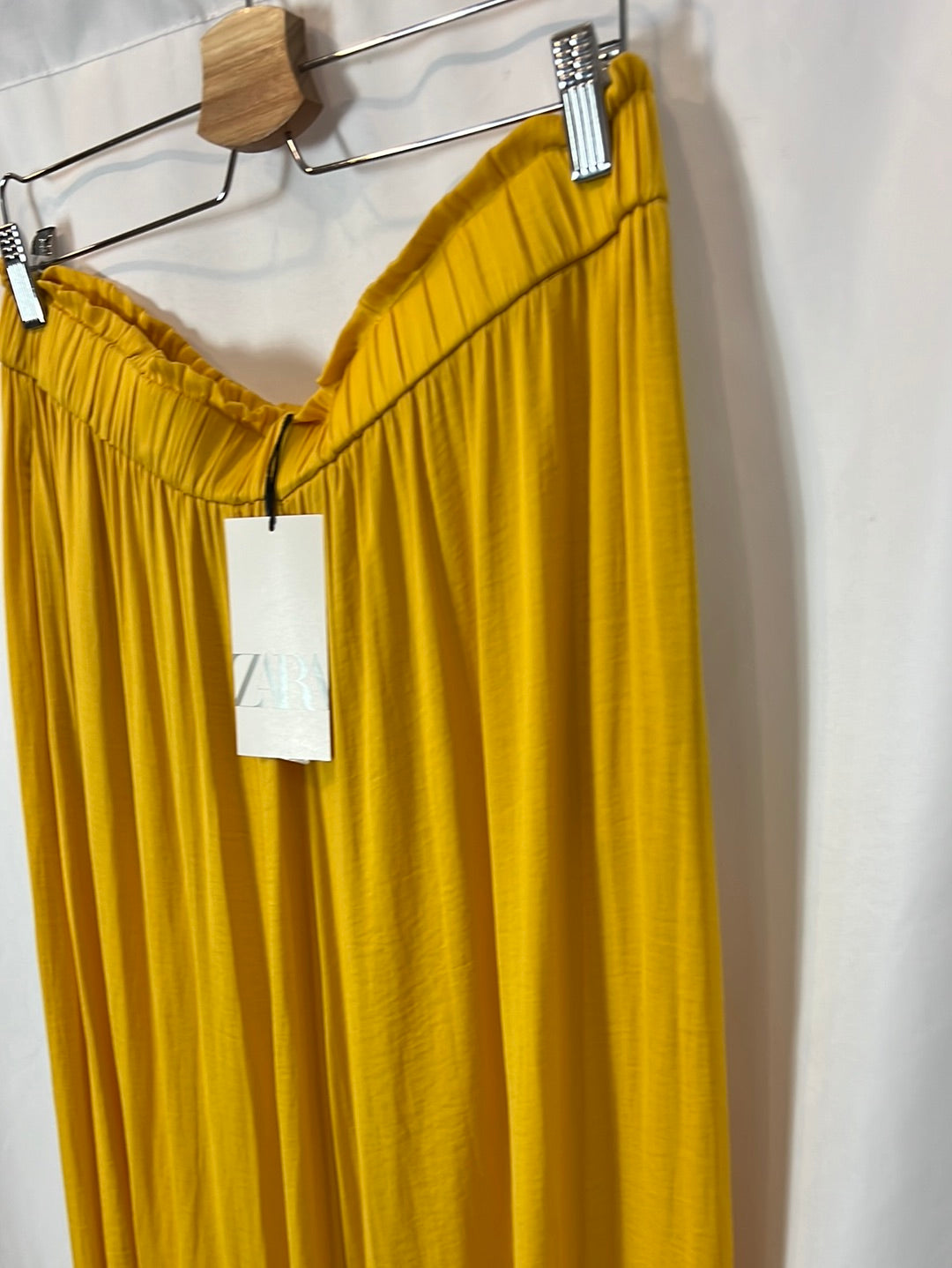 ZARA. pantalón fluido amarillo. T XL