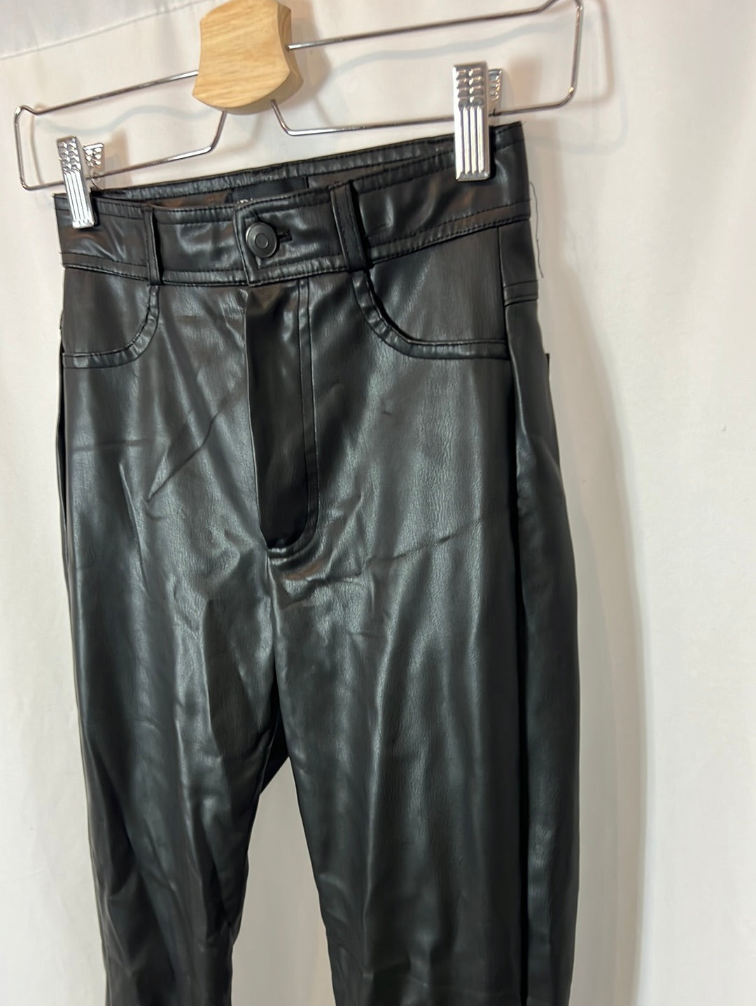 ZARA. Pantalón negro efecto piel aberturas. T XS