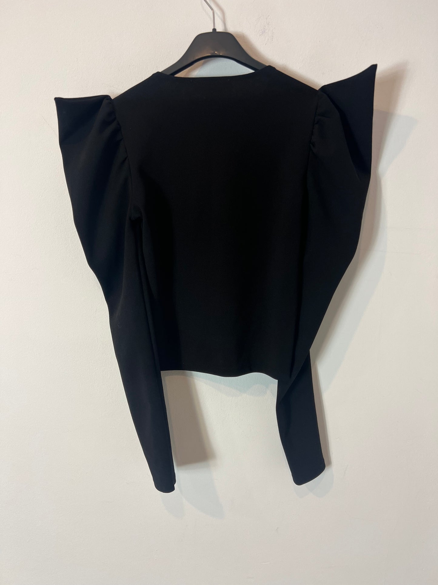 PULL&BEAR. Top negro detalle hombros. T S